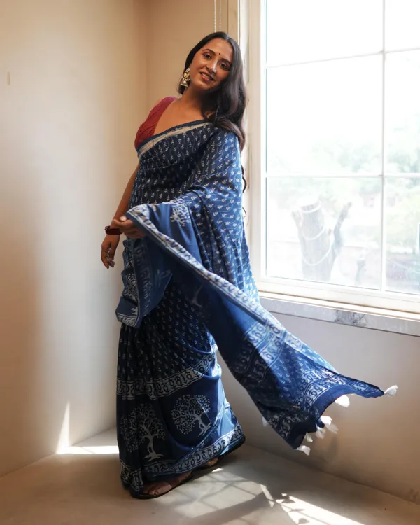 Indigo_Cotton_Butti_Dabu_Print_Mul_Saree_With_Tassels_For_Women